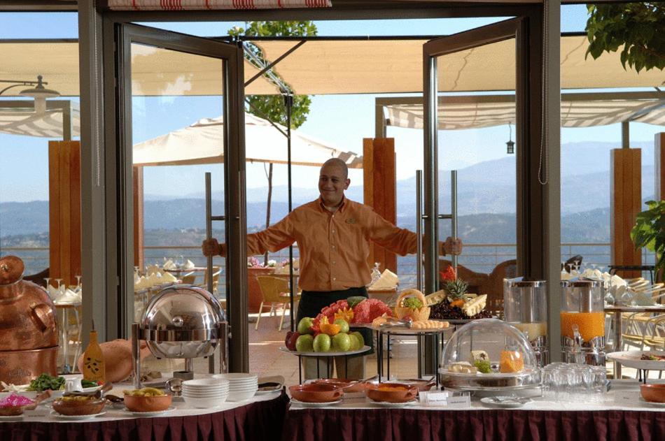 Safir Bhamdoun Hotel レストラン 写真